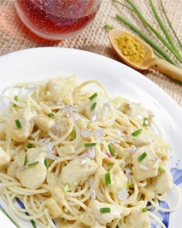  SPAGUETIS CON SALSA BLANCA Y POLLO 