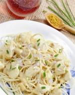  SPAGUETIS CON SALSA BLANCA Y POLLO 