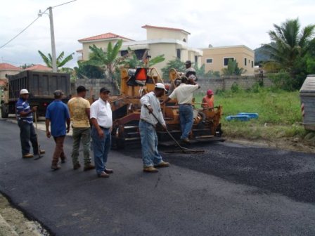  AYUNTAMIENTO PUERTO PLATA CONTINUARÁ PROGRAMA ASFALTADO CALLES BARRIOS