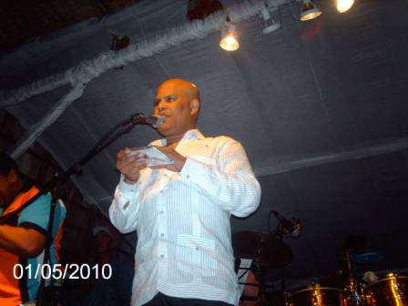  RUBBY PEREZ  EN TARIMA, CANTO BUENOS MERENGUES, LA GENTE DISFRUTÓ ESPECTÁCULO 