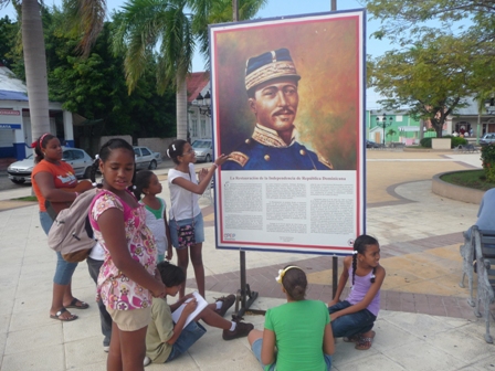  EFEMÉRIDES PATRIAS CELEBRA EXPOSICIÓN  PINTURAS PLAZA INDEPENDENCIA PUERTO PLATA