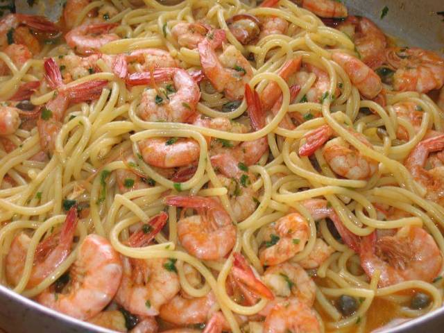  ESPAGUETI CON CAMARONES Y VINO BLANCO