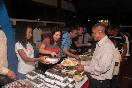  Ola tv organiza cena para gente pobre, autoridades sirven los alimentos