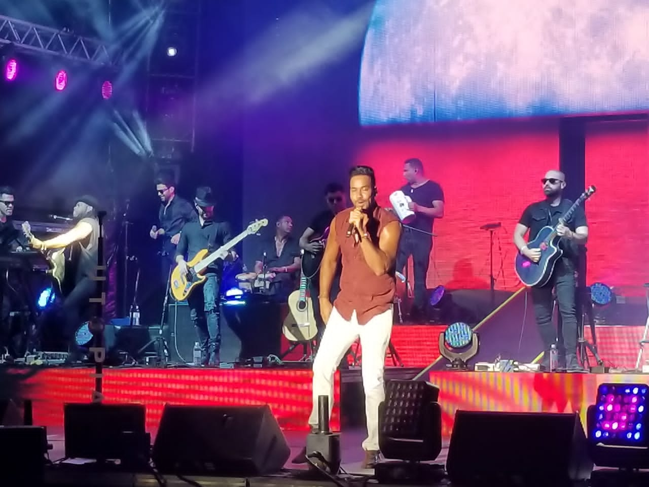 Miles de personas abarrotaron amplio tramo del Malecón de Puerto Plata por concierto de Romeo Santos