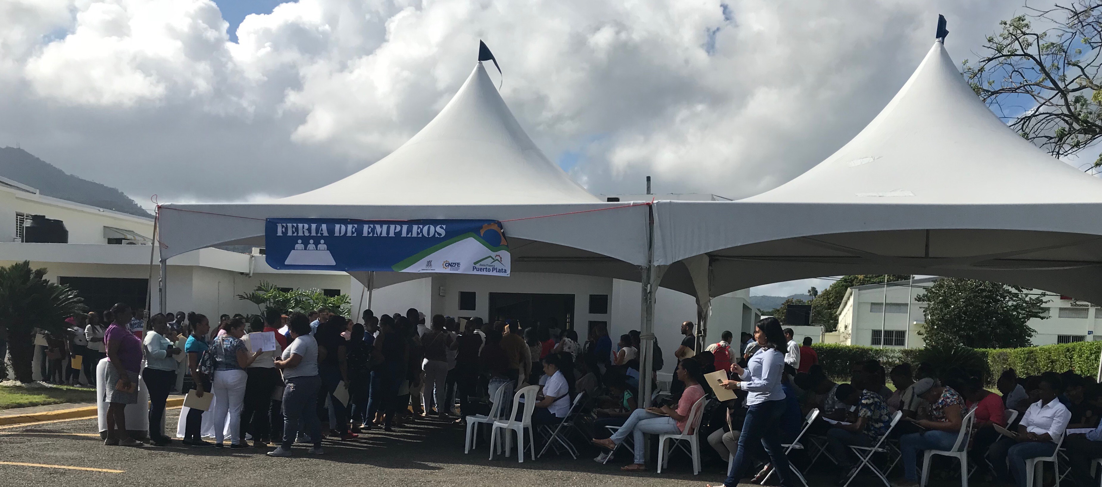 Cientos de personas acuden a feria de empleos realizada en la Zona Franca Industrial de Puerto Plata