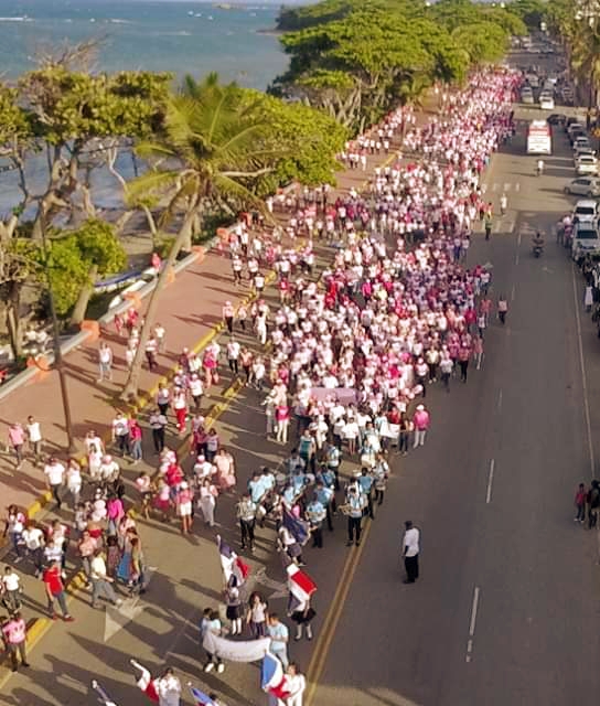 Cientos de puertoplateños participaron en la Caminata Rosada por la Vida en solidaridad con afectados por el Cáncer