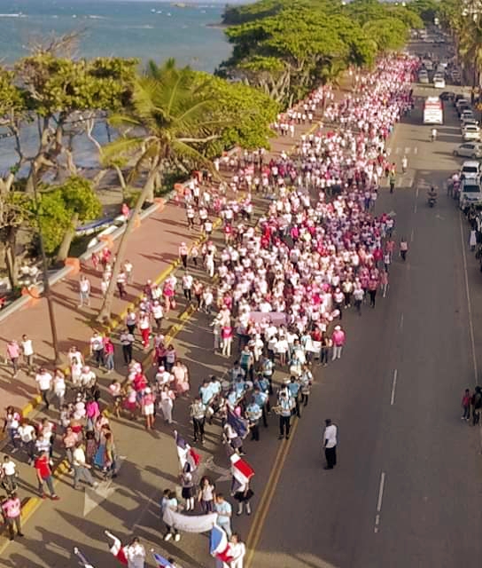  Cientos de puertoplateños participaron en la Caminata Rosada por la Vida en solidaridad con afectados por el Cáncer