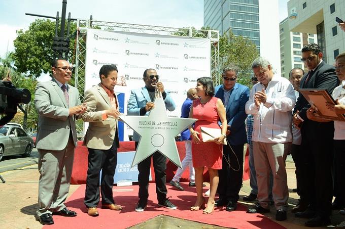  Maestro musical puertoplateño Wilfrido Vargas en homenajeado con una estrella en el Bulevar de Santo Domingo