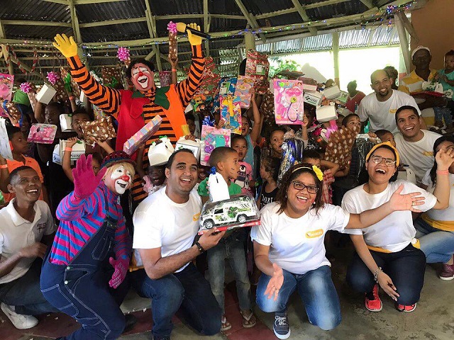  Jóvenes del movimiento social “Reinvéntate RD” celebraron el Día de Reyes a decenas de niños en Altamira