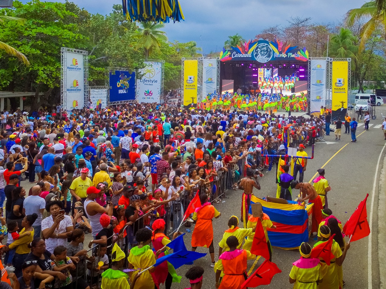  Realizan desfile nacional del Carnaval Puerto Plata 2020 que abarrotó toda la avenida del Malecón