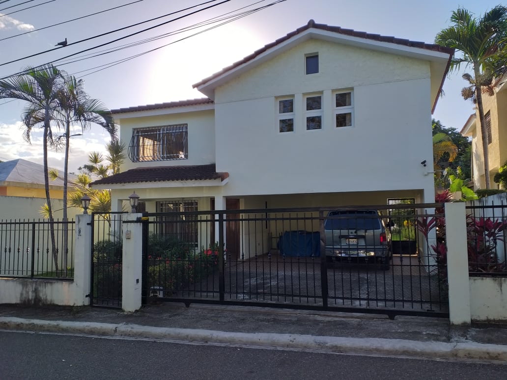  Vivienda de dos niveles localizada a 300 metros del malecón de Puerto Plata.