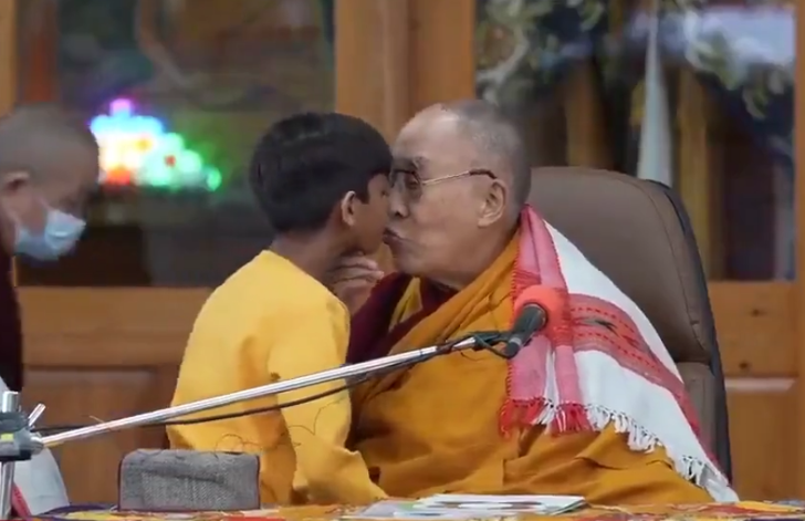  Dalai Lama desata controversia tras besar a niño en la boca y pedir que le chupe la lengua