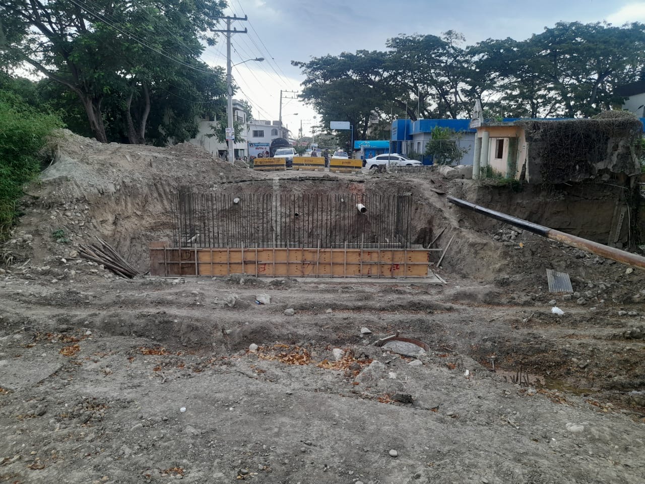  Denuncian continúan paralizados trabajos de construcción puente en la entrada principal de Luperón