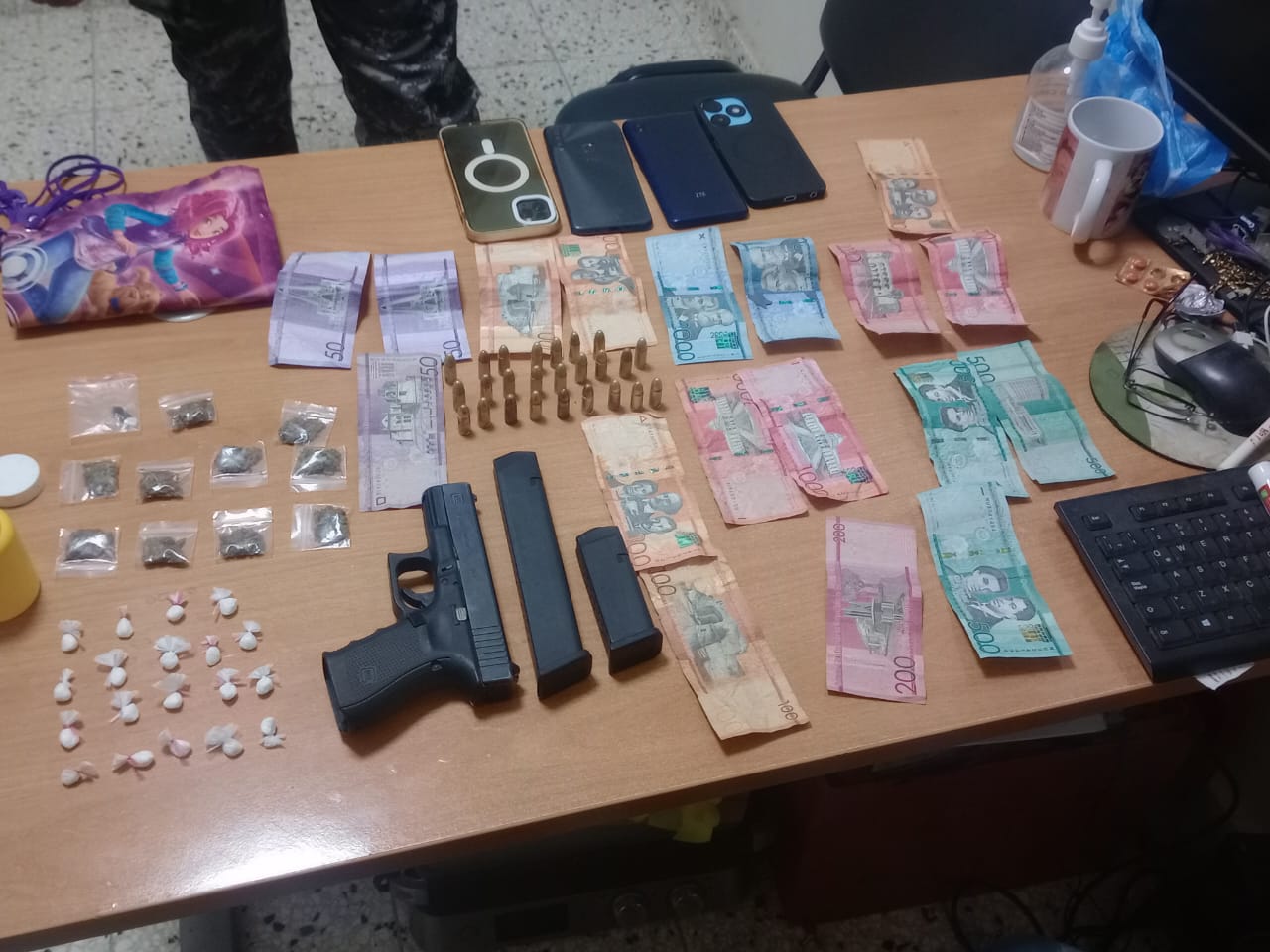 Dos hombres apresados con arma ilegal y presunta droga en Guananico
