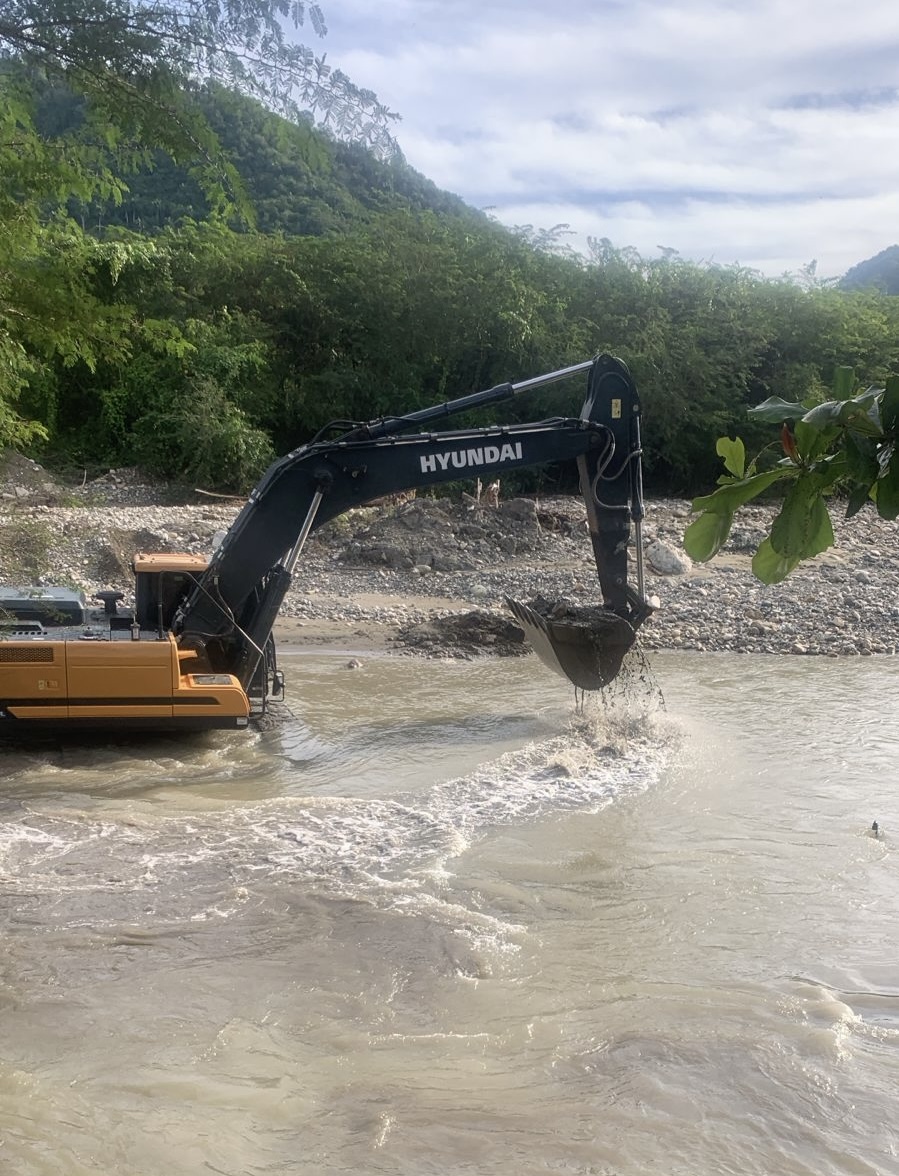 Brigadas de CORAAPPLATA realizan trabajos en la obra de toma del acueducto de Imbert