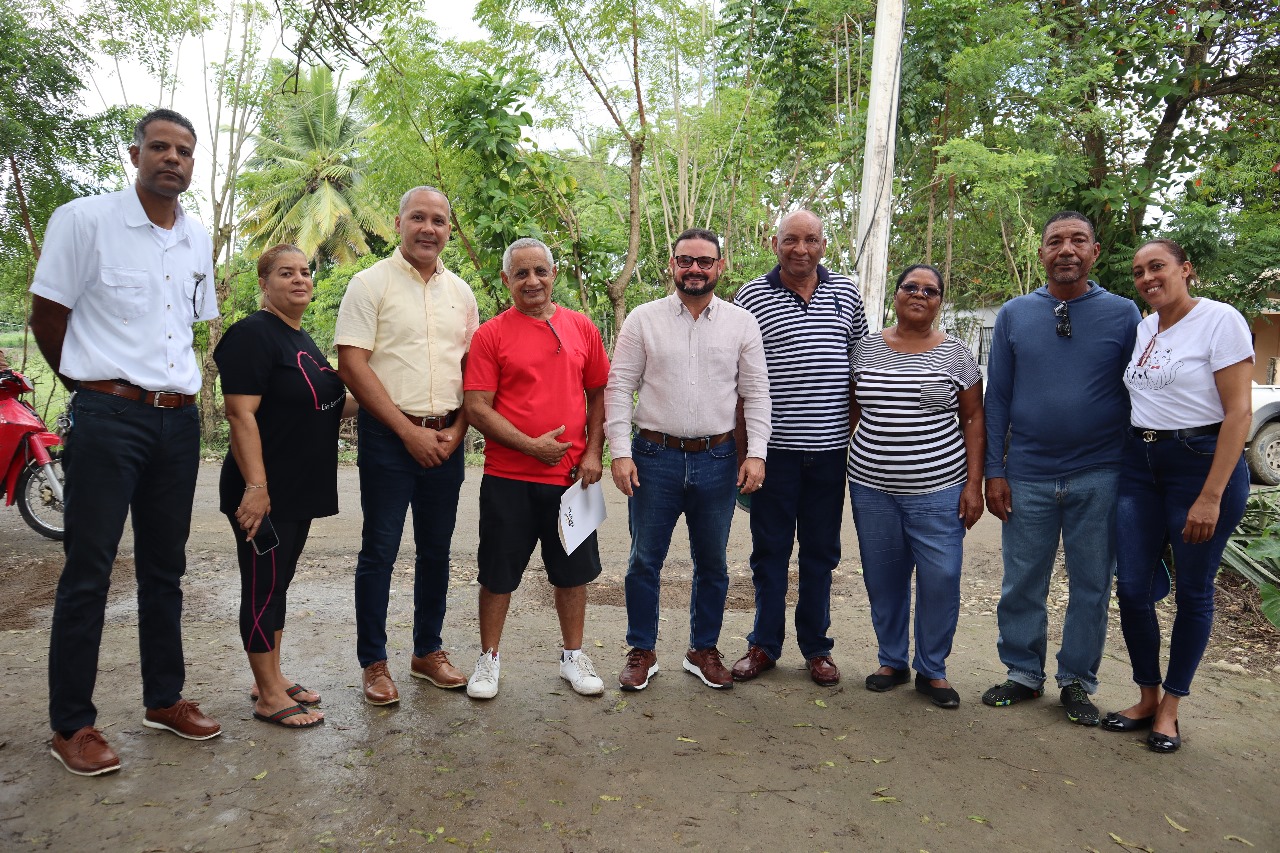 Director de CORAAPPLATA y comunitarios de Cangrejos acuerdan mejoras para la comunidad