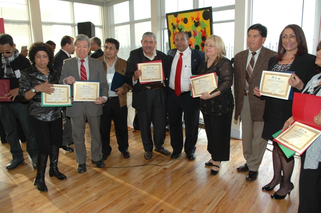  Entregan certificados congreso prensa hispana