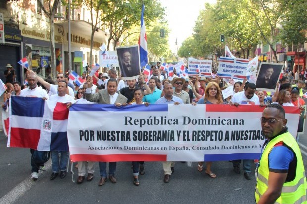  Dominicanos en España marchan en defensa de la soberanía 