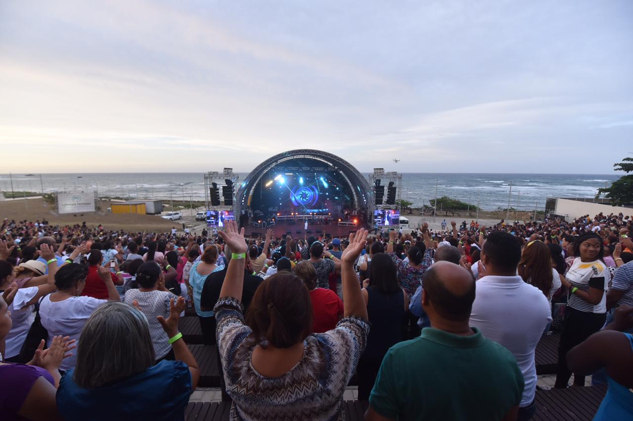 Feligreses católicos abarrotaron anfiteatro de Puerto Plata en predi-concierto del Padre Chelo