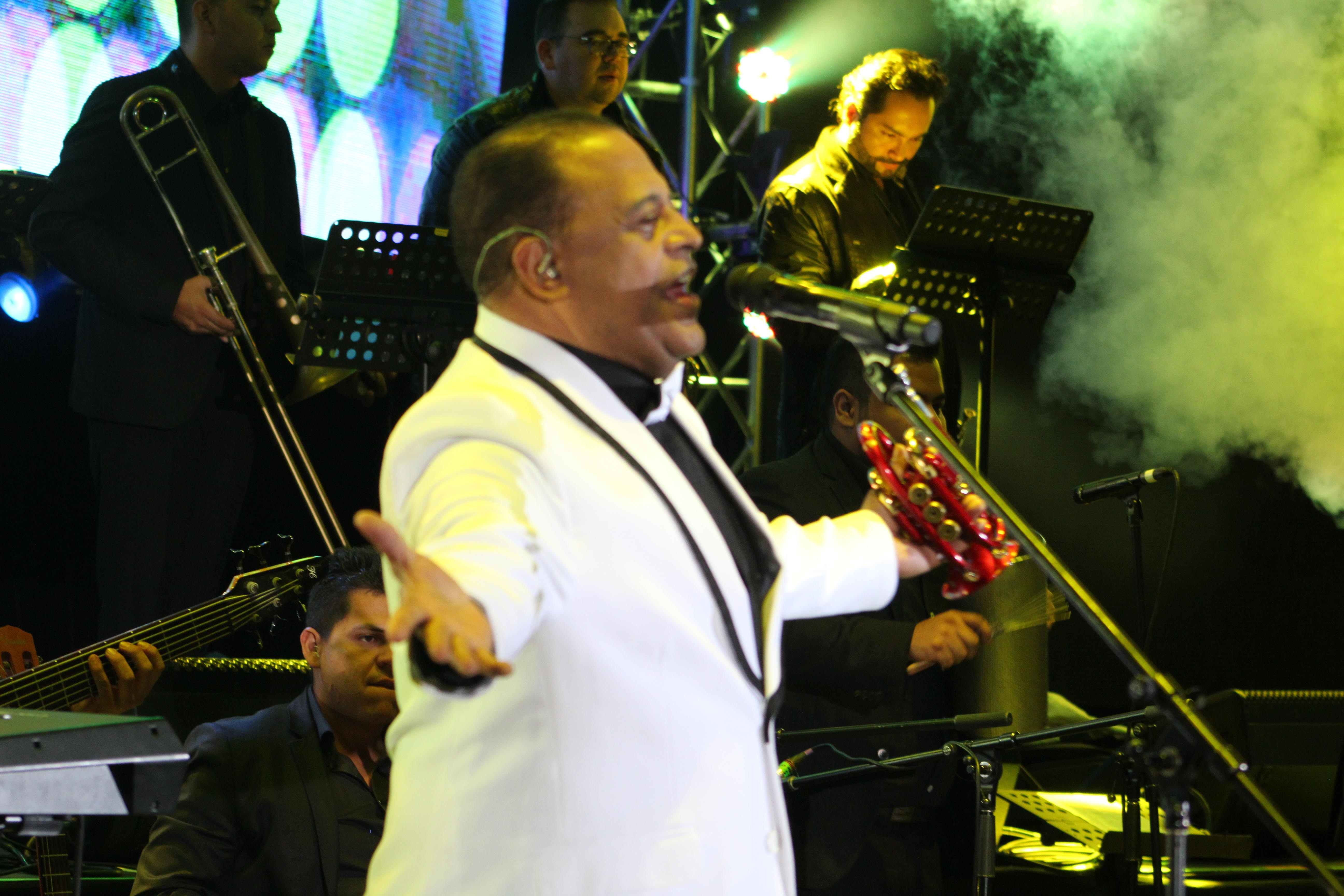 Músico puertoplateño Wilfrido Vargas siguen cosechando éxitos en Colombia; pone a bailar merengue a miles de personas en festival de Bogotá