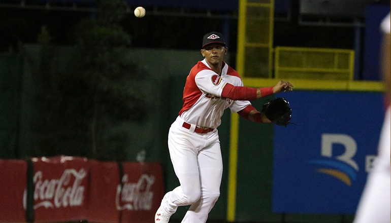 Puertoplateño Erik González jugará béisbol invernal y se prepara para entrar con el Escogido