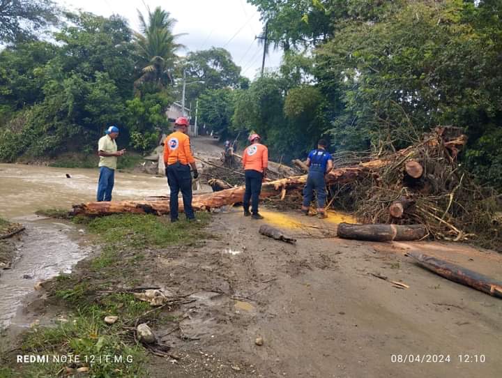  Limpian escombros que obstruían vías en locaciones de Puerto Plata tras crecidas de ríos