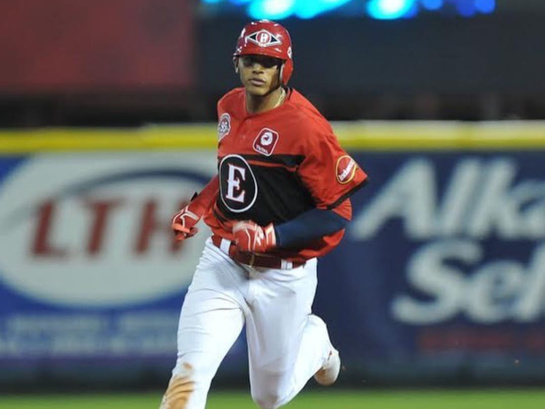  Puertoplateño Erik González gana guante de oro por su extraordinaria defensa en LIDOM