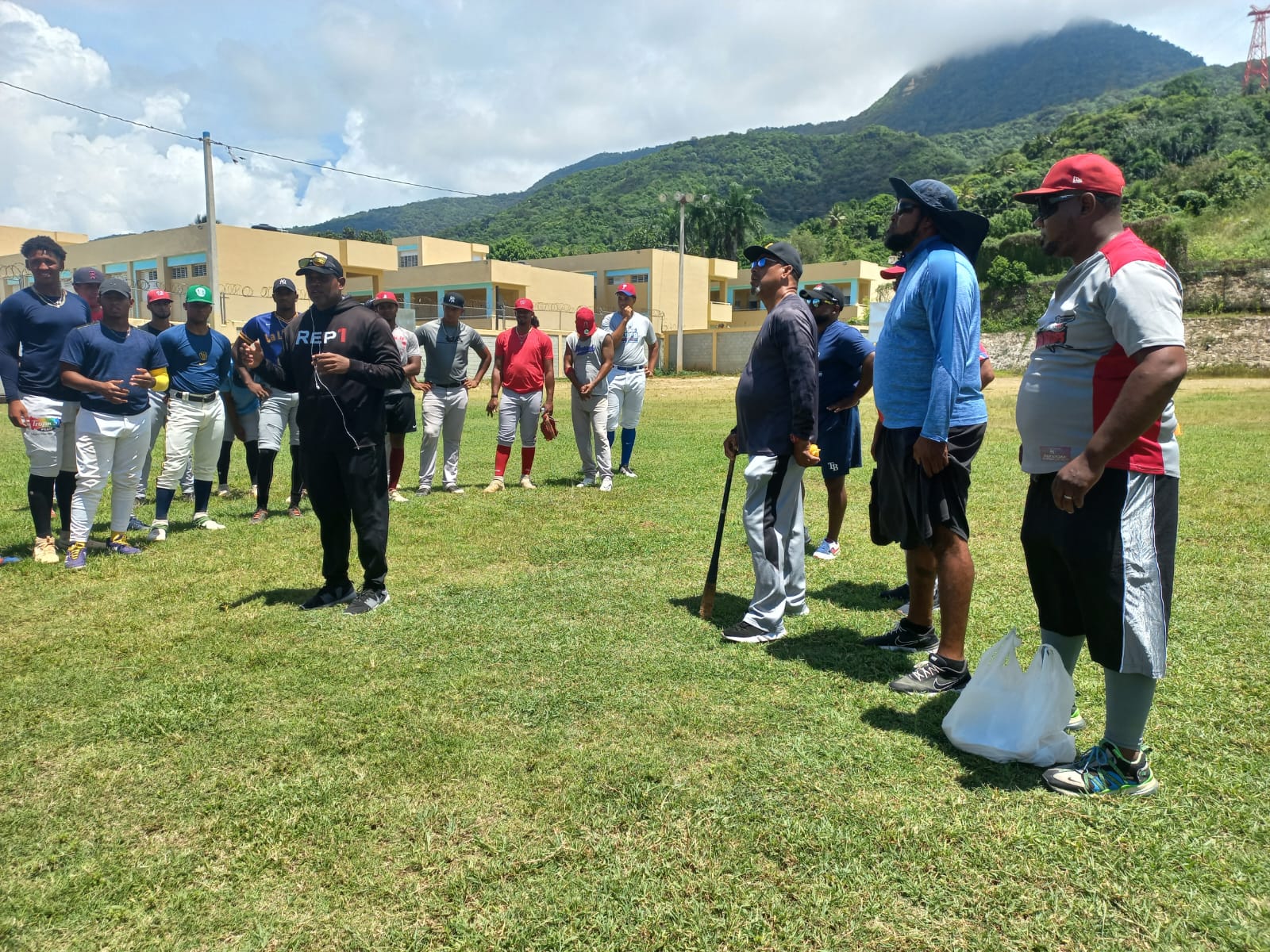 Peloteros nativos con experiencia de Ligas Menores practican con Atléticos de Puerto Plata  