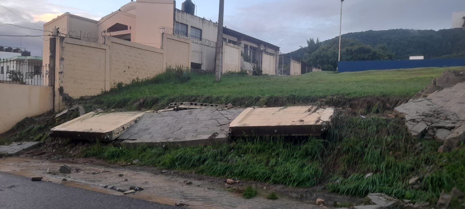  Por fuertes lluvias colapsa verja perimetral de escuela de Puerto Plata, se registran derrumbes en carretera turística Luperón