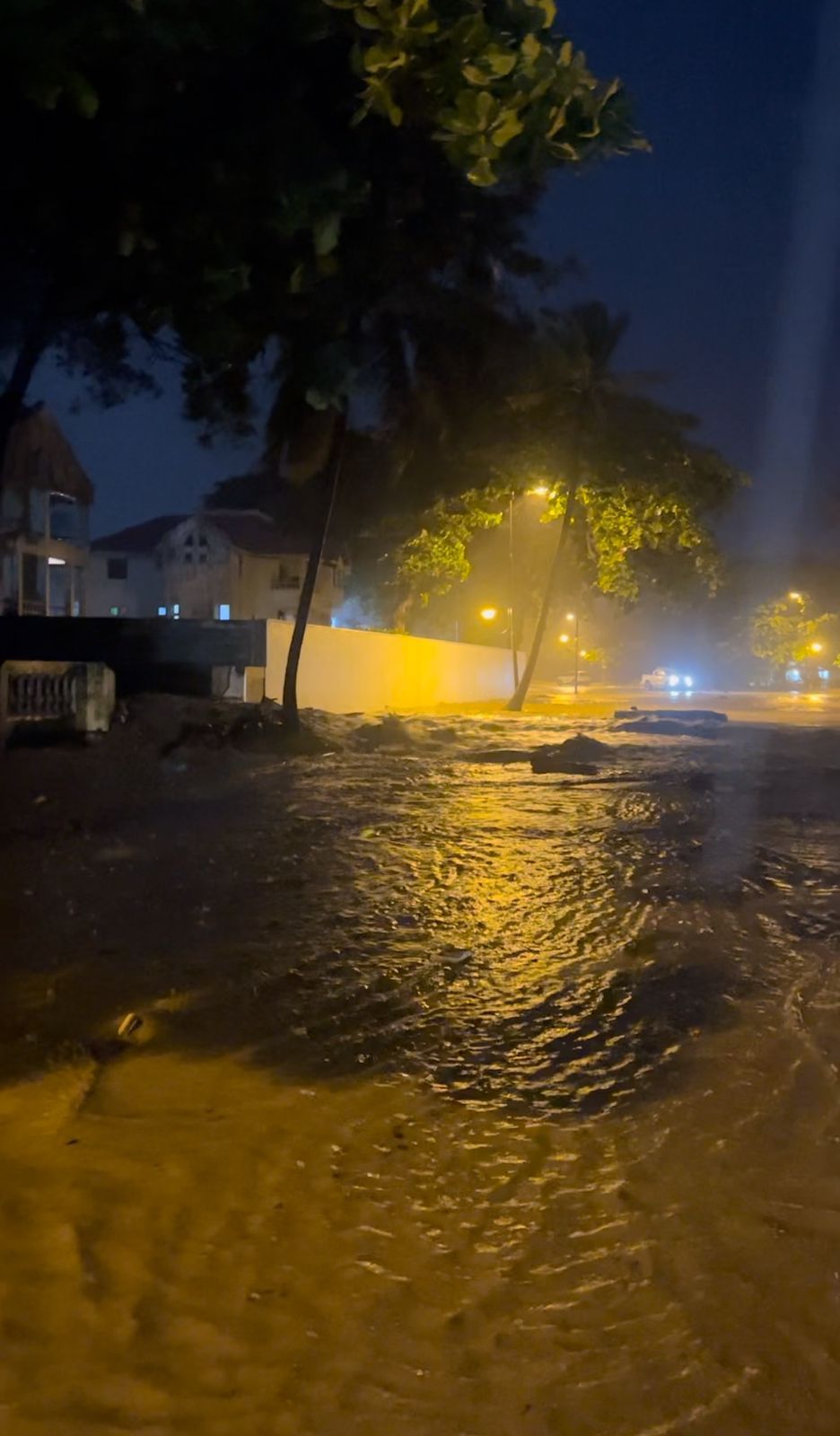  Tremendo aguacero causó inundaciones en Puerto Plata desbordando ríos y cañadas y anegando parte alta del Malecón