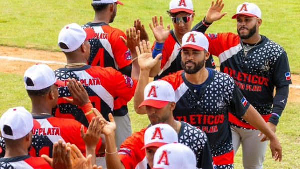    Atléticos de Puerto Plata le quitan invicto a Reales de Santiago en Liga de Béisbol de Verano  