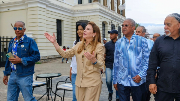  Carolina Mejía visita el Bulevar de los Artistas y respalda la cultura en Santiago  