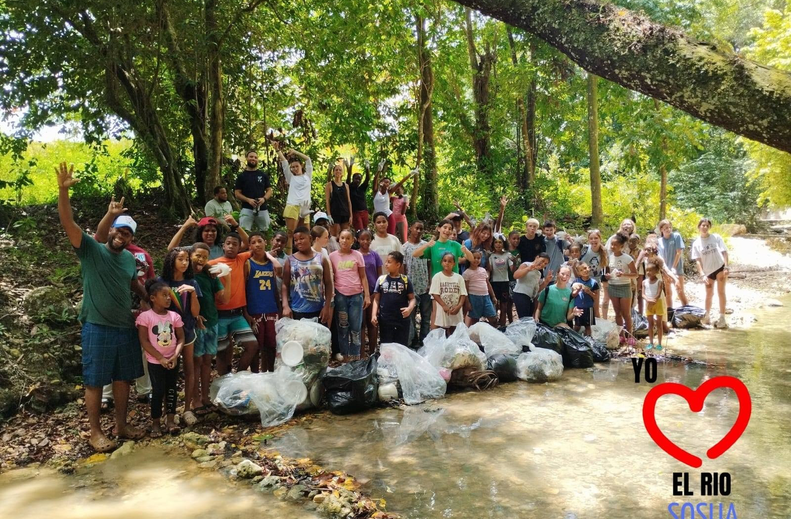     Grupo de niños y jóvenes realizan jornada de limpieza en río Bella Vista de Sosúa  