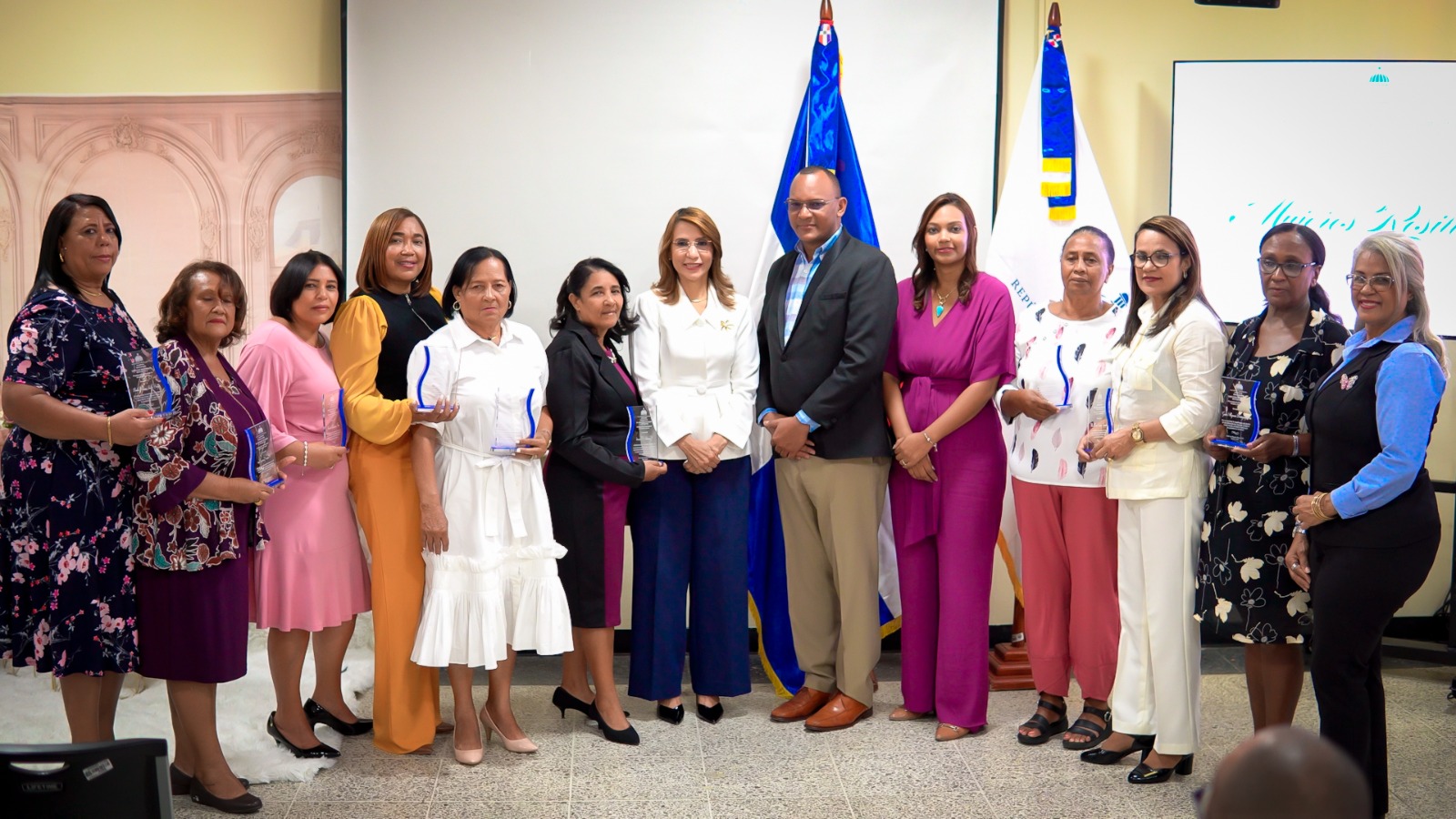    Regional 11 de Educación en Puerto Plata reconoció 10 damas ejemplares conmemorando el Día Internacional de la Mujer  