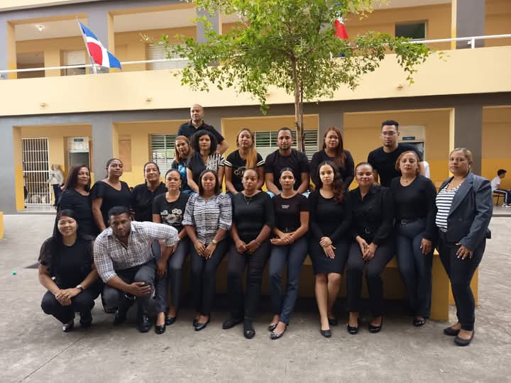 Sigue belicosa ADP de Puerto Plata; maestros asisten a escuelas vestidos de negro y anuncian marcha este viernes  