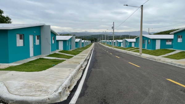     Autoridades gubernamentales entregaron llaves de viviendas a 70 familias del proyecto Kosovo en Imbert  