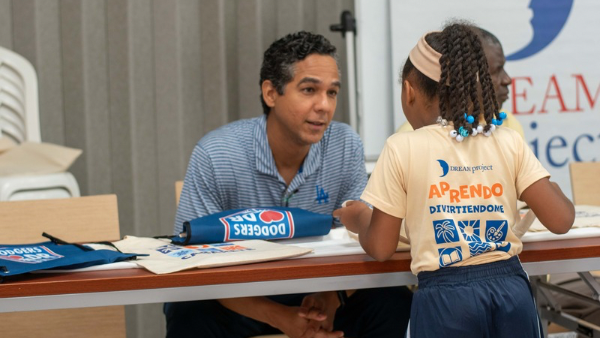  Los Dodgers y DREAM Project celebran con éxito una Feria del Libro y un Campamento de Verano inolvidables en Guerra, Santo Domingo