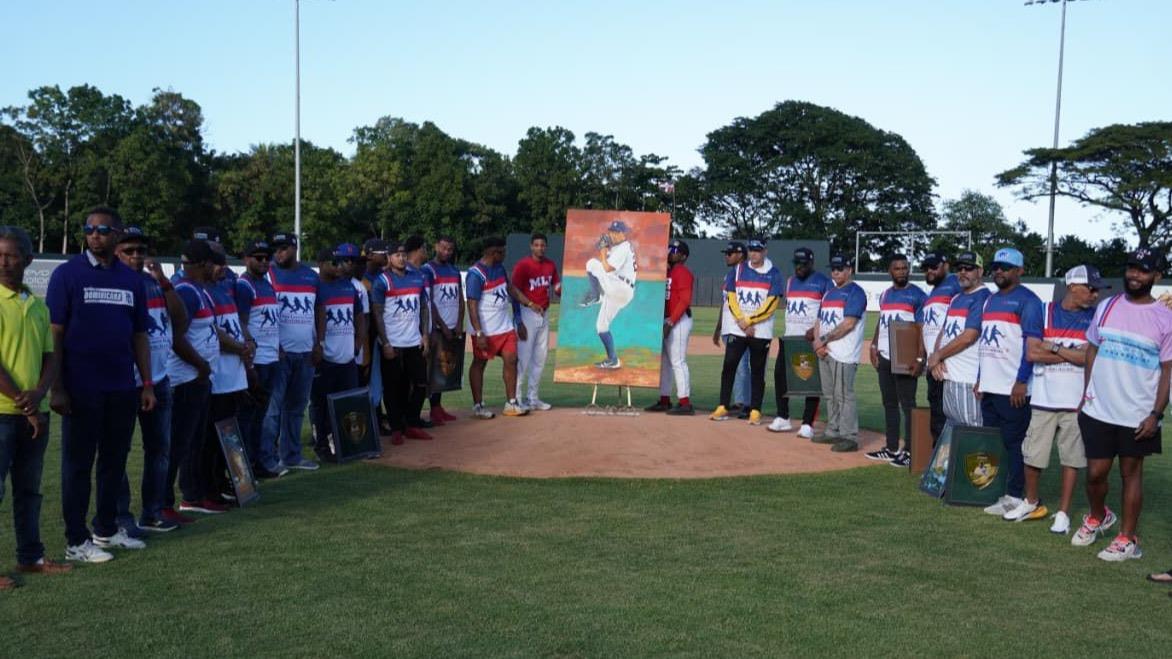 Reconocen en Puerto Plata a peloteros activos y retirados de Grandes Ligas; ofrecen clínicas a niños