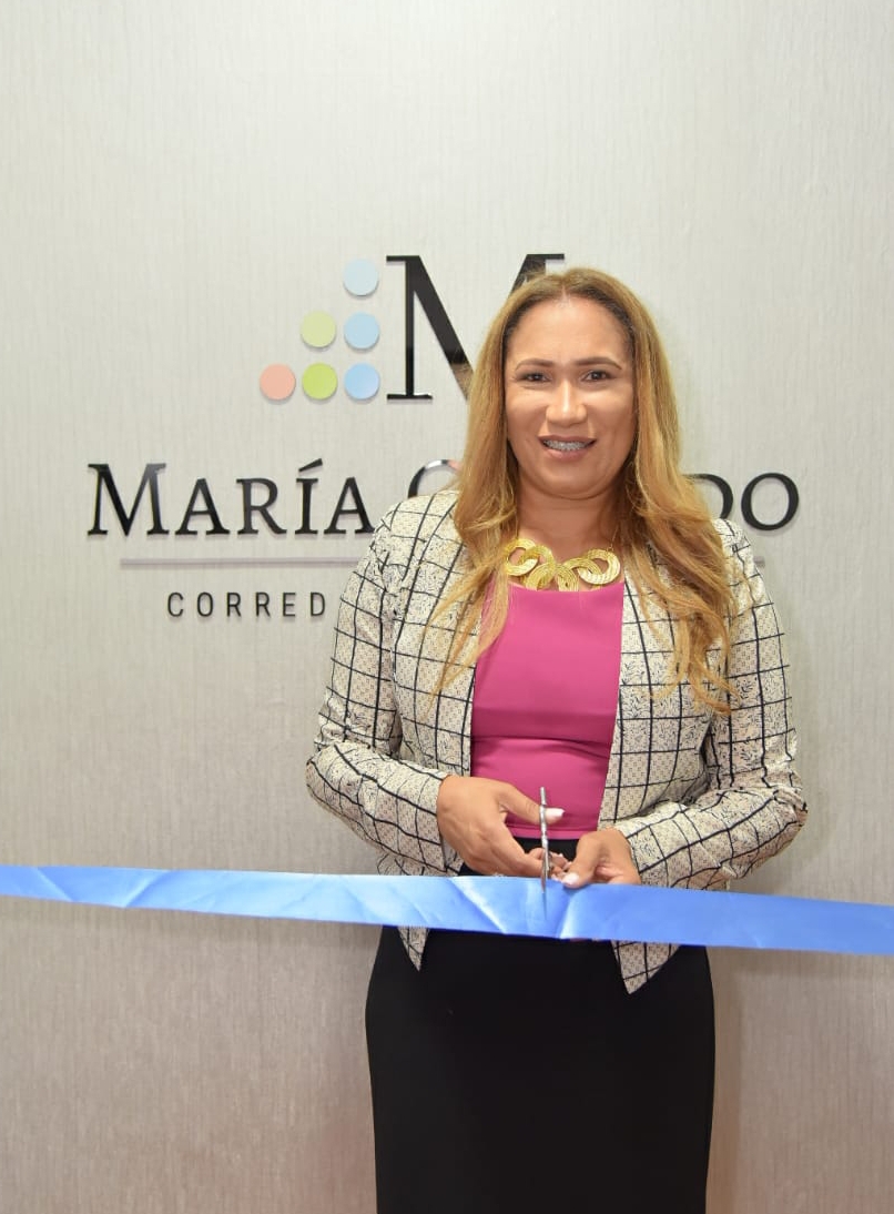 María Ogando realiza el corte de cinta