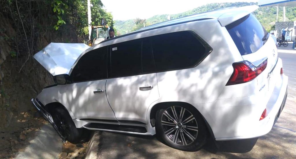 Jeep marca Lexus, modelo 570 conducido por Ynoa