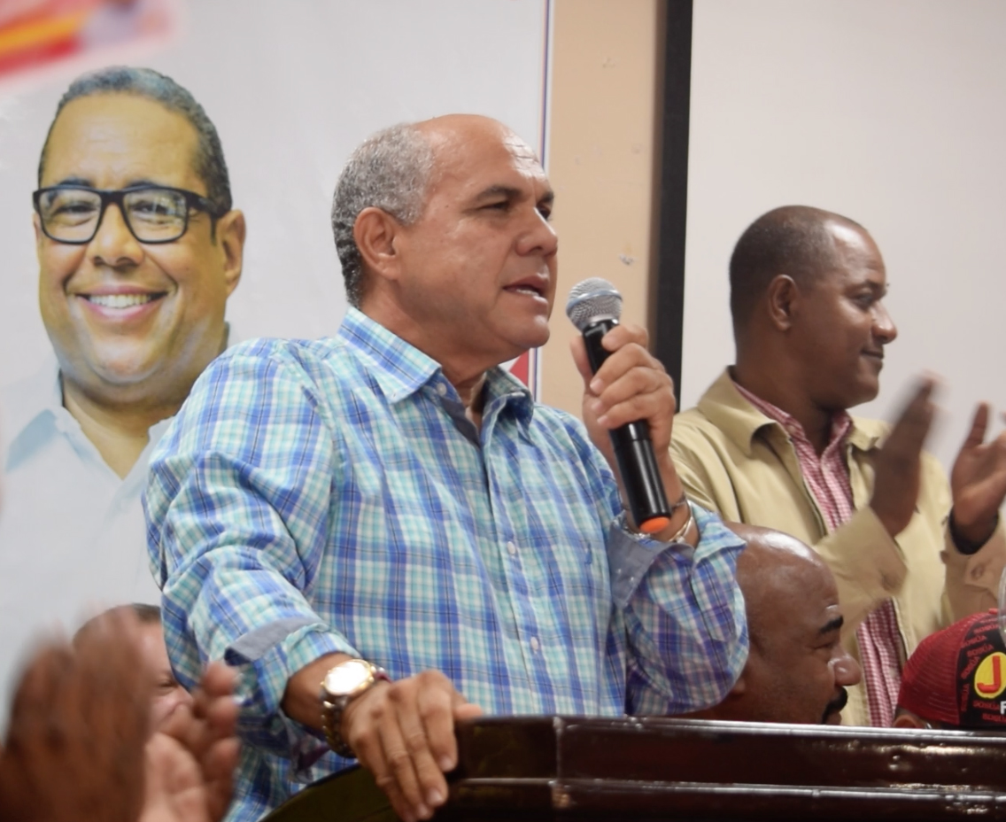 Ing. Carlos Troche dirigiéndose a los presentes.